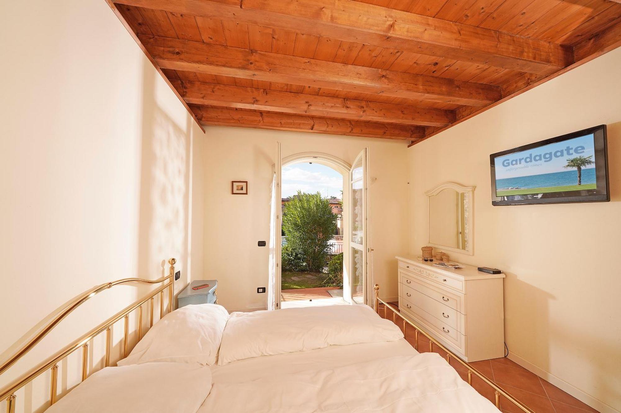 Borgo Del Torchio - Gardagate Apartment Manerba del Garda Ngoại thất bức ảnh